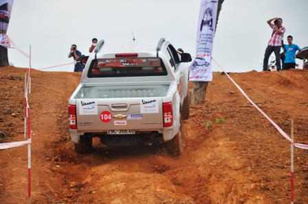 Mãn nhãn với màn đua ô tô địa hình giữa lòng Hà Nội